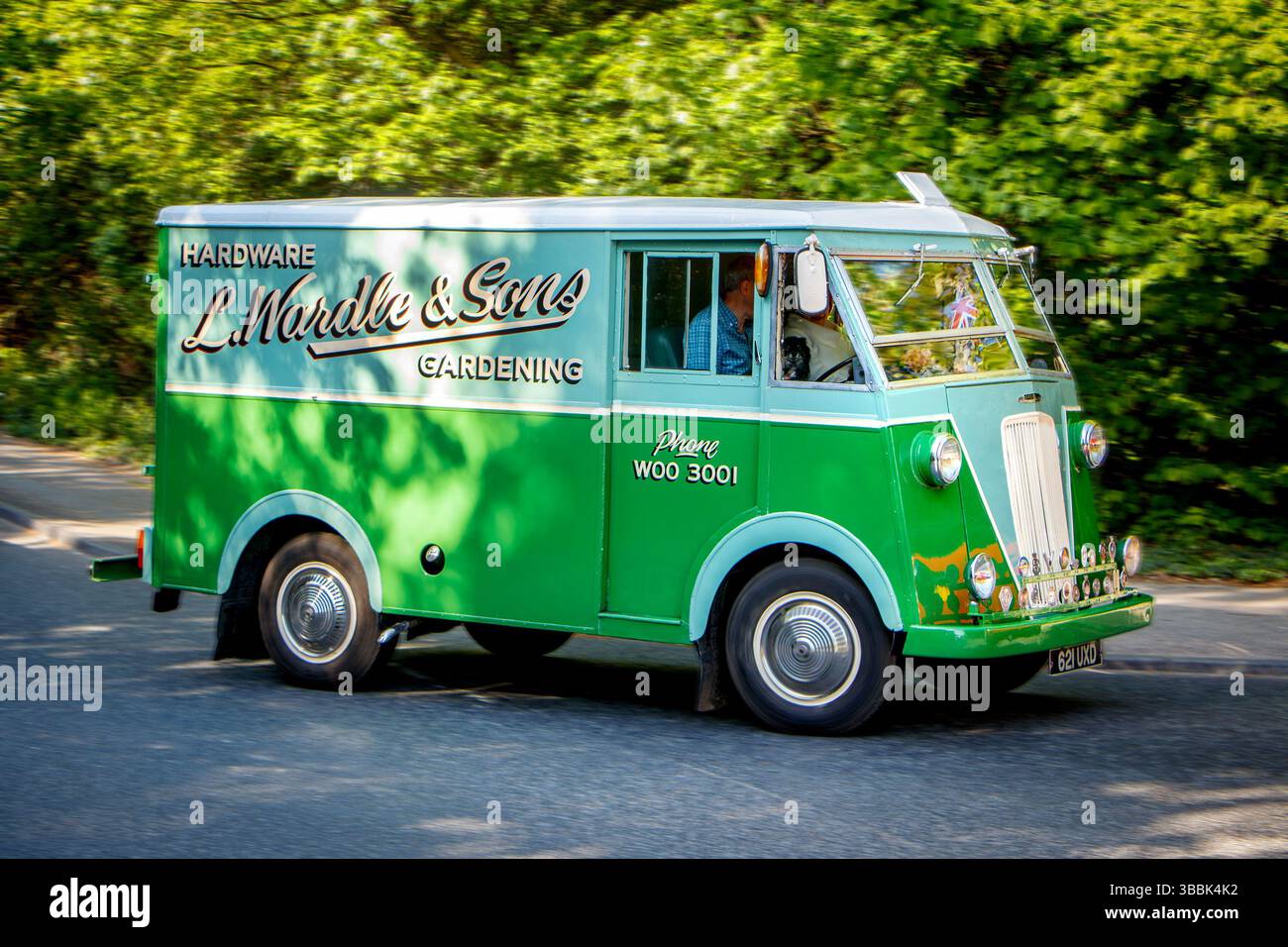 Vintage vert morris véhicule utilitaire L.Wardle & sons quincaillerie & cycles au spectacle classique de restauration du Nord-est Banque D'Images