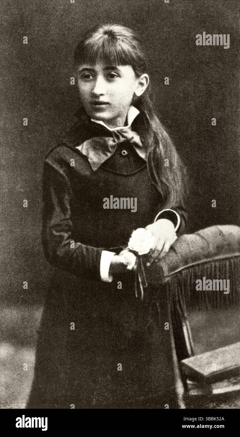 Rosa Luxemberg (née Rozalia Luksenburg ; 5 mars 1871 - 15 janvier 1919) est une théoricienne révolutionnaire et marxiste polonaise et naturalisée allemande. Elle est une figure clé des mouvements socialistes en Pologne et en Allemagne au début du XXe siècle. Elle était, avec Karl Liebknecht, un leader de la Ligue Spartacus qui organisa une révolution armée à Berlin (le soulèvement spartaciste) pour installer une direction communiste. Sur cette image, elle a 12 ans. Image Bibliothèque nationale d'Israël, collection Schwadron, CC BY 3,0, Banque D'Images