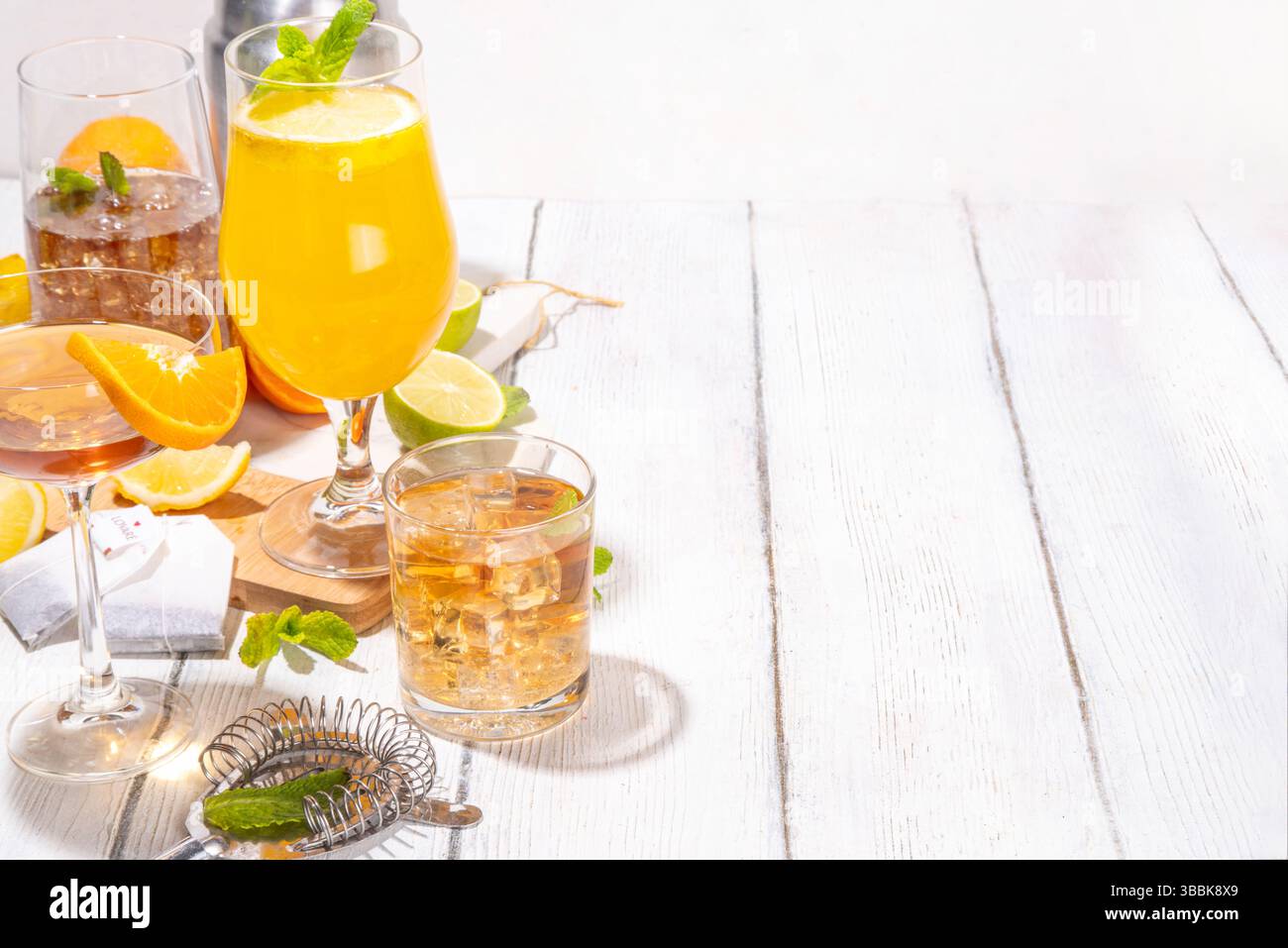 Ensemble de cocktails inspiré du thé tendance à partir de vert, oolong, noir, chai et autres mélanges de thé. Soda au thé pétillant, boissons froides d'été avec sirop, citron, citron vert Banque D'Images