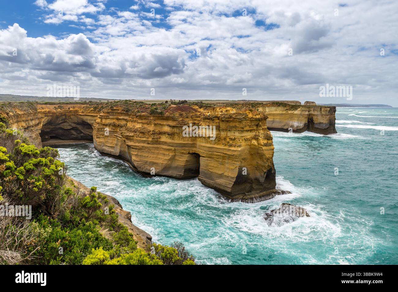 La vue imprenable sur les falaises côtières et les eaux turquoises du point de vue de Mutton Bird Island le long de la Great Ocean Road met en valeur la beauté naturelle de l'Australie Banque D'Images