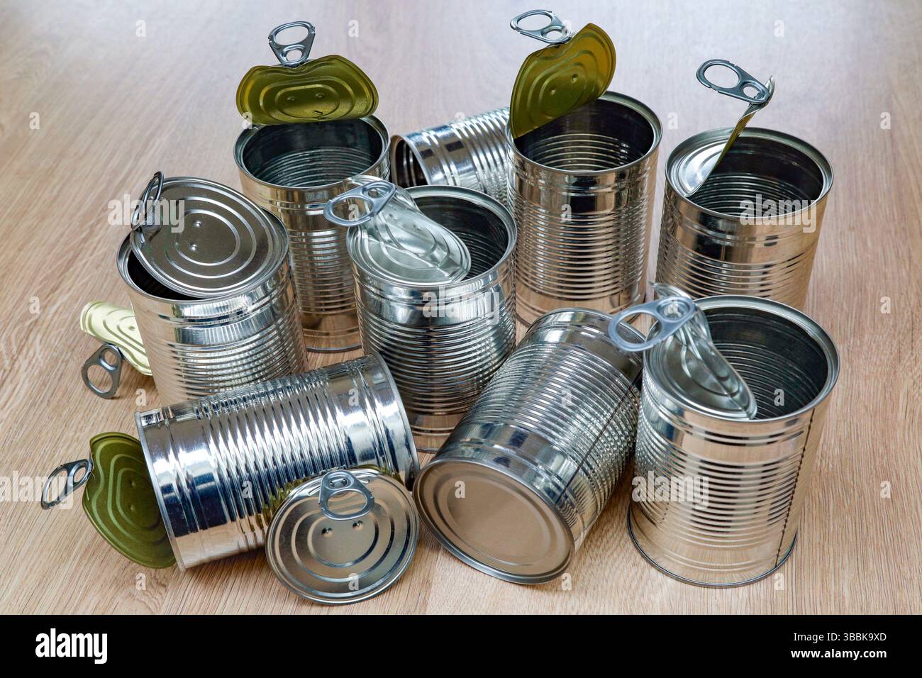 Groupe de boîtes de conserve vides utilisées pour entreposer ou emballer des produits alimentaires. Prêt à être recyclé. Banque D'Images