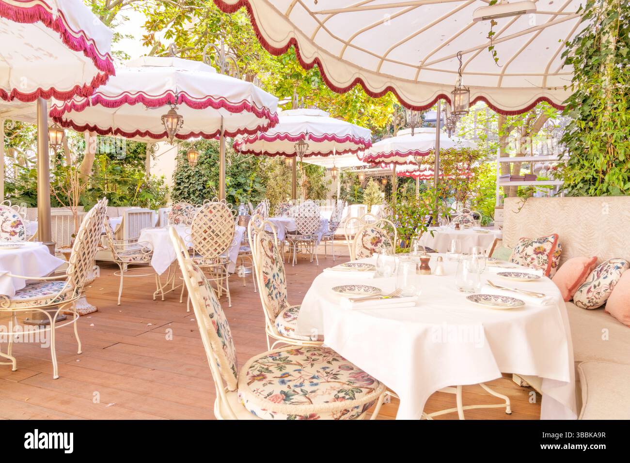 Renaissance Paris Nobel Tour Eiffel Hotel Garden Alfresco Dining Paris, France, Europe Banque D'Images