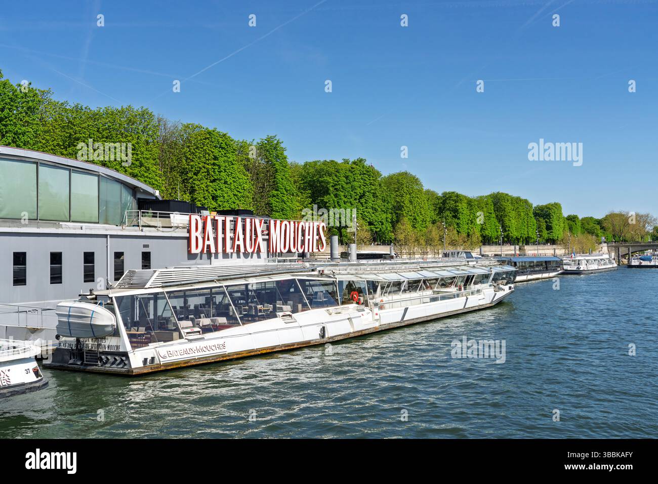 Vue depuis Ducasse sur Seine, croisière gourmande à bord d'un bateau électrique, Ducasse Gourmet Dining Paris, France, Europe Banque D'Images