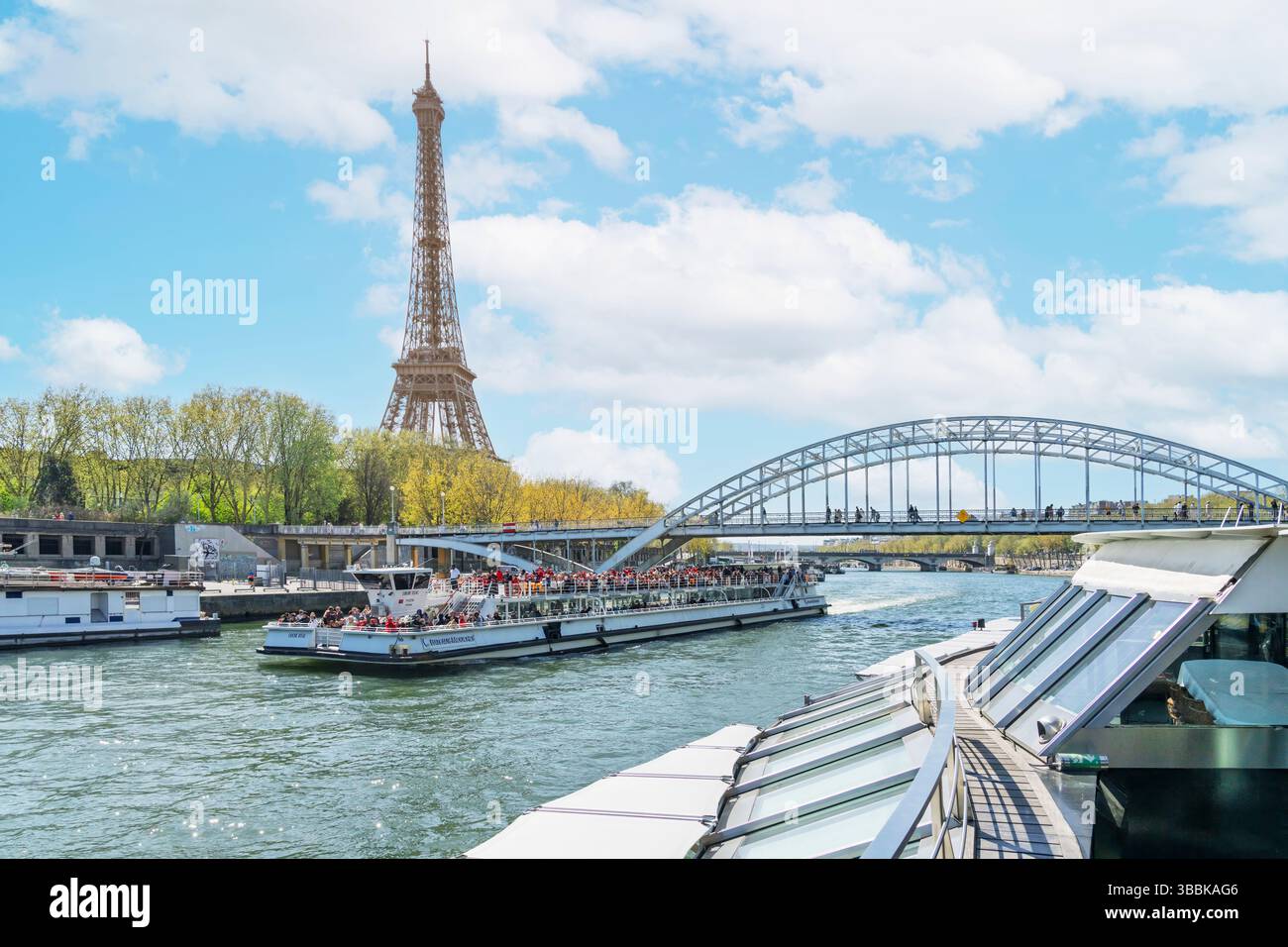 Vue depuis Ducasse sur Seine, croisière gourmande à bord d'un bateau électrique, Ducasse Gourmet Dining Paris, France, Europe Banque D'Images