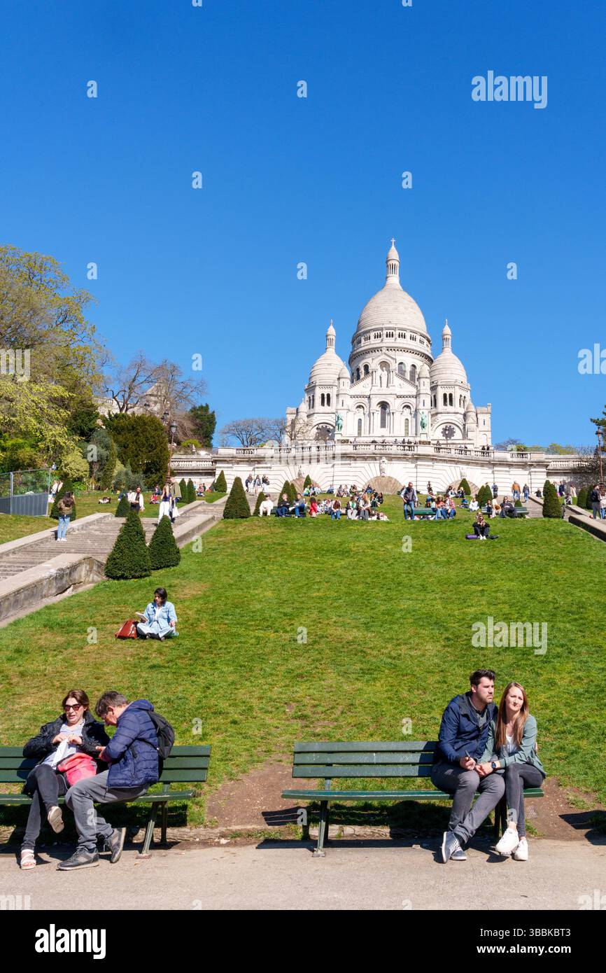 Une vue intemporelle sur la basilique du Sacré-Cœur perchée au sommet de la colline de Montmartre à Paris, France. Capturée dans une lumière naturelle douce, cette image met en valeur le BA Banque D'Images