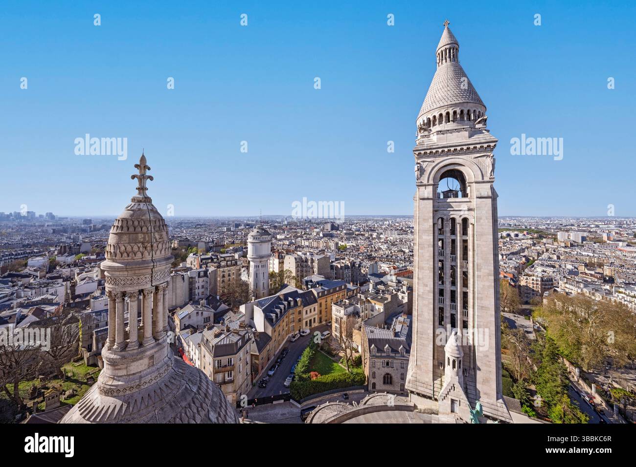 Une vue intemporelle sur la basilique du Sacré-Cœur perchée au sommet de la colline de Montmartre à Paris, France. Capturée dans une lumière naturelle douce, cette image met en valeur le BA Banque D'Images
