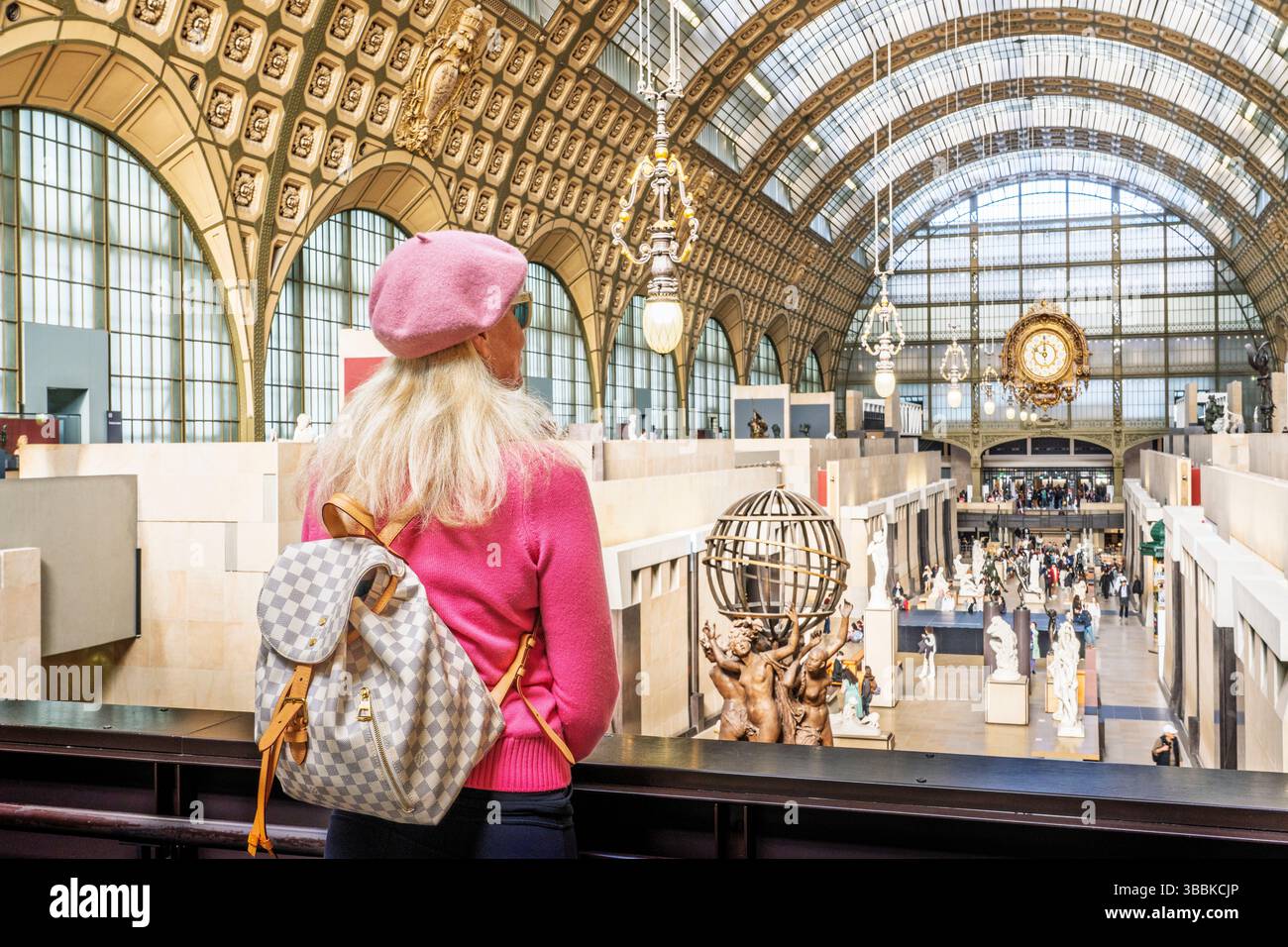 (MR)Muse dÕOrsay photographie d’exposition intérieure, centrée sur les personnes observant l’art impressionniste de peintres comme Renoir, Monet, Gauguin Paris, Franc Banque D'Images