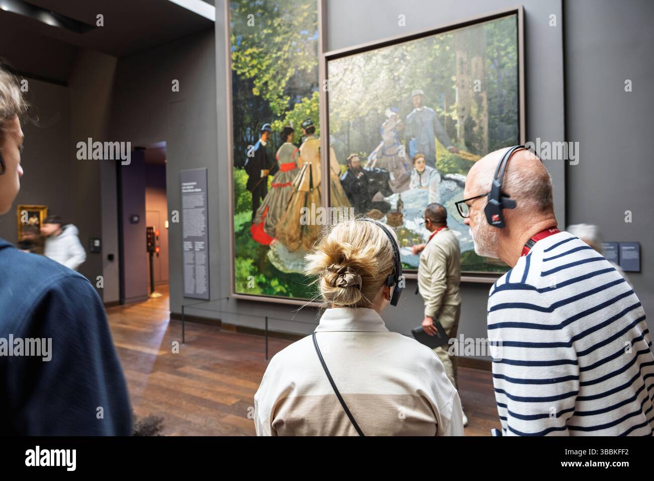 Peinture de Renoir, exposition Muse dÕOrsay intérieur de photographies, centrée sur les personnes observant l'art impressionniste de peintres comme Renoir, Monet, Gaugu Banque D'Images