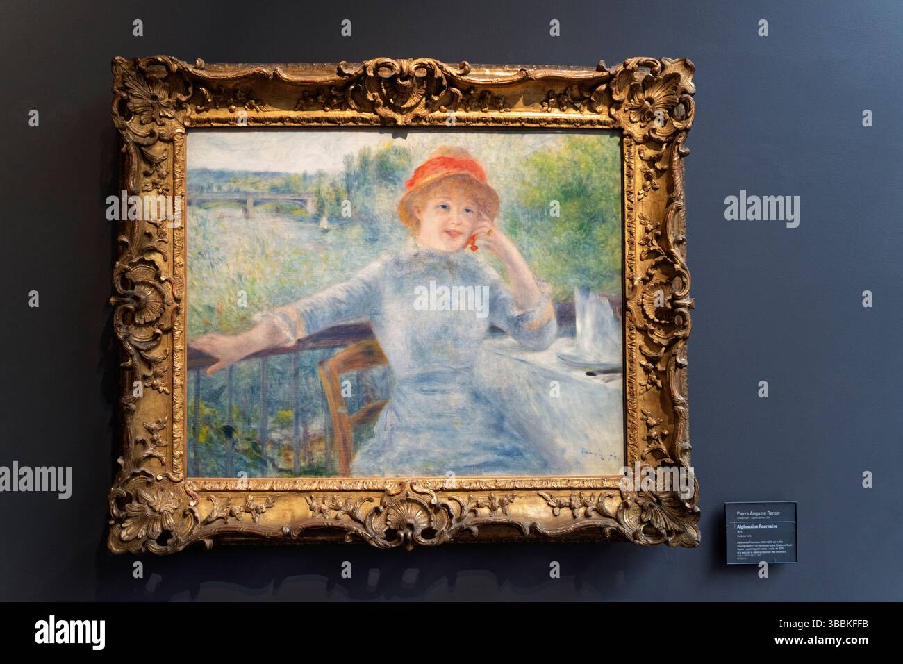 Portrait peint par Renoir, les gens regardant l'une des peintures célèbres de Renoirs, Muse dÕOrsay photographie d'exposition intérieure, axée sur les gens observin Banque D'Images