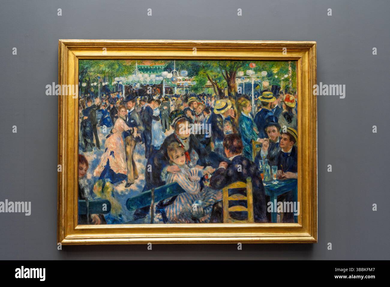 Peinture de Renoir, les gens regardant l'une des peintures célèbres de Renoirs, Muse dÕOrsay exposition intérieure photographie, axée sur les gens observant Impress Banque D'Images