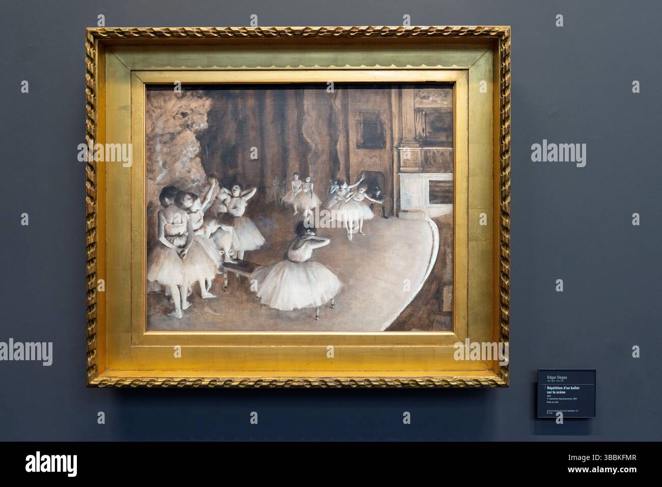 Peinture de Degas, photographie Muse dÕOrsay exposition intérieure, centrée sur les personnes observant l’art impressionniste de peintres comme Renoir, Monet, Gaugui Banque D'Images