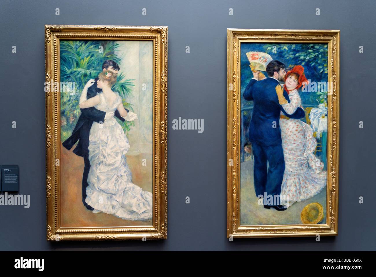 Dance in the City Painting de Renoir, exposition de photographies Muse dÕOrsay intérieur, centrée sur les personnes observant l'art impressionniste par des peintres comme Re Banque D'Images