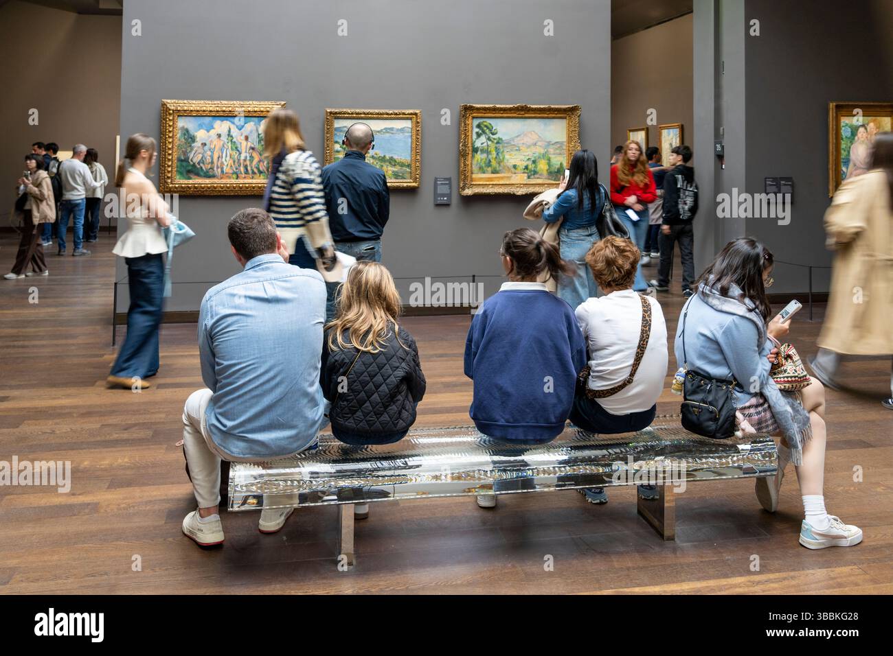 Exposition d’intérieur du Musée d’Orsay, consacrée aux personnes observant l’art impressionniste de peintres comme Renoir, Monet, Gauguin Paris, France, UE Banque D'Images