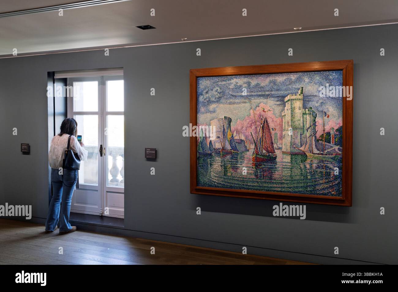 Exposition d’intérieur du Musée d’Orsay, consacrée aux personnes observant l’art impressionniste de peintres comme Renoir, Monet, Gauguin Paris, France, UE Banque D'Images