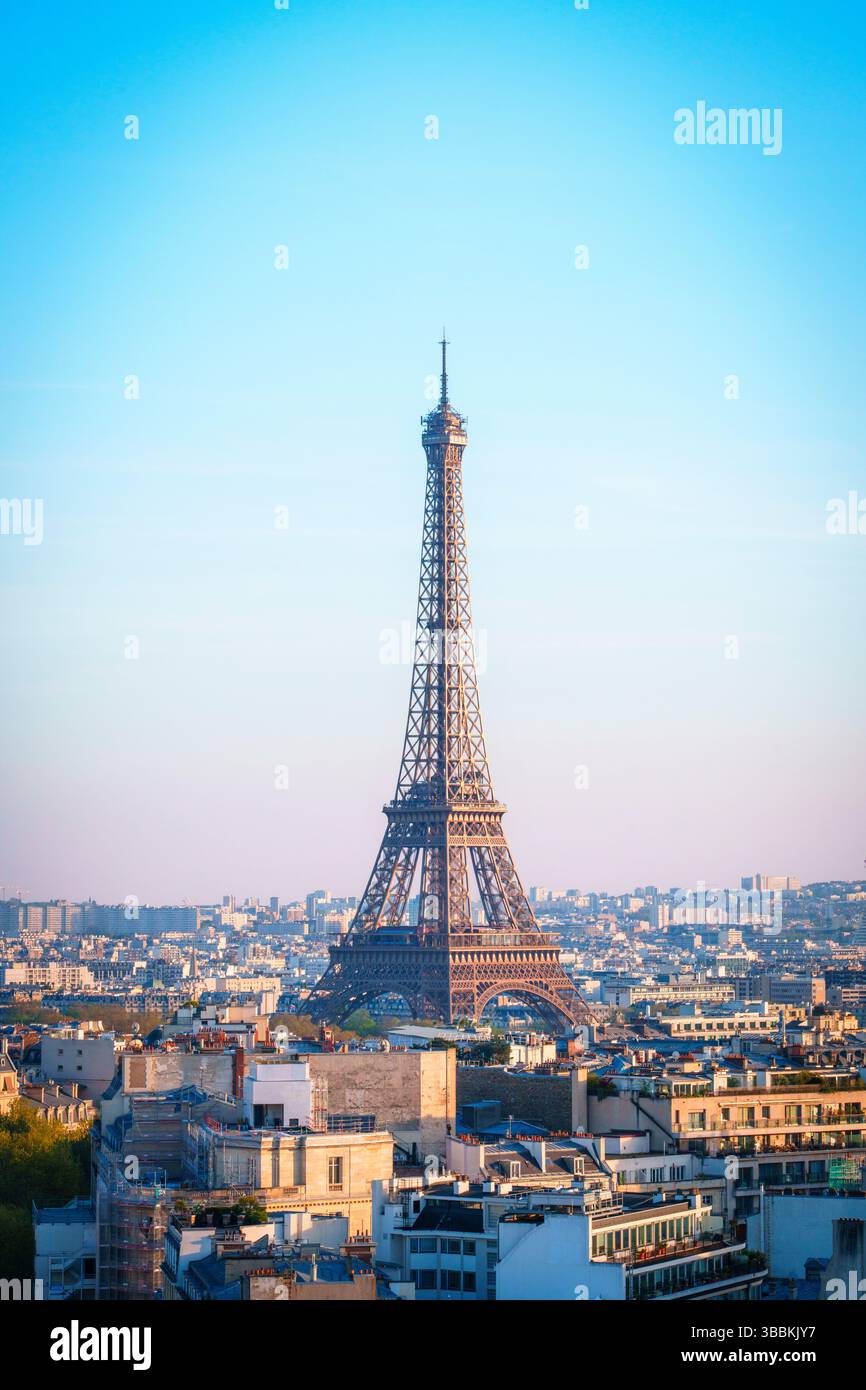Vue panoramique sur la Tour Eiffel à l'heure d'or et au coucher du soleil sur Paris, France, Europe Banque D'Images