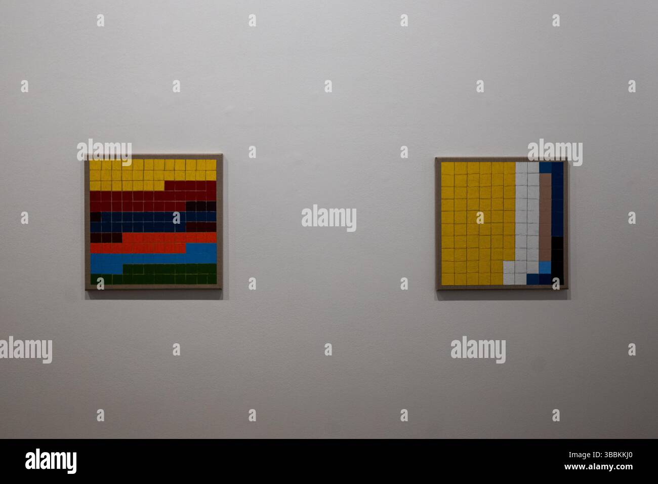 Londres, Royaume-Uni, 15 mai 2025, Frith Street Gallery expose de nouvelles œuvres de Cornelia Parker appelées History Painting. Les œuvres sont inspirées des couvertures de journaux historiques et des tableaux d’analyse des couleurs de l’artiste américaine Emily Noyes Vanderpoel (1842-1939). L'exposition ouvre le 16 mai et se poursuit jusqu'au 5 juillet 2025. Photos prises lors de la soirée de prévisualisation., Andrew Lalchan Photography/Alamy Live News Banque D'Images