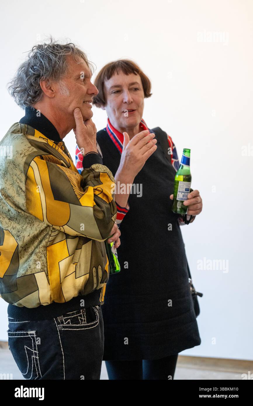 Londres, Royaume-Uni, 15 mai 2025, Frith Street Gallery expose de nouvelles œuvres de Cornelia Parker appelées History Painting. Les œuvres sont inspirées des couvertures de journaux historiques et des tableaux d’analyse des couleurs de l’artiste américaine Emily Noyes Vanderpoel (1842-1939). L'exposition ouvre le 16 mai et se poursuit jusqu'au 5 juillet 2025. Photos prises lors de la soirée de prévisualisation., Andrew Lalchan Photography/Alamy Live News Banque D'Images