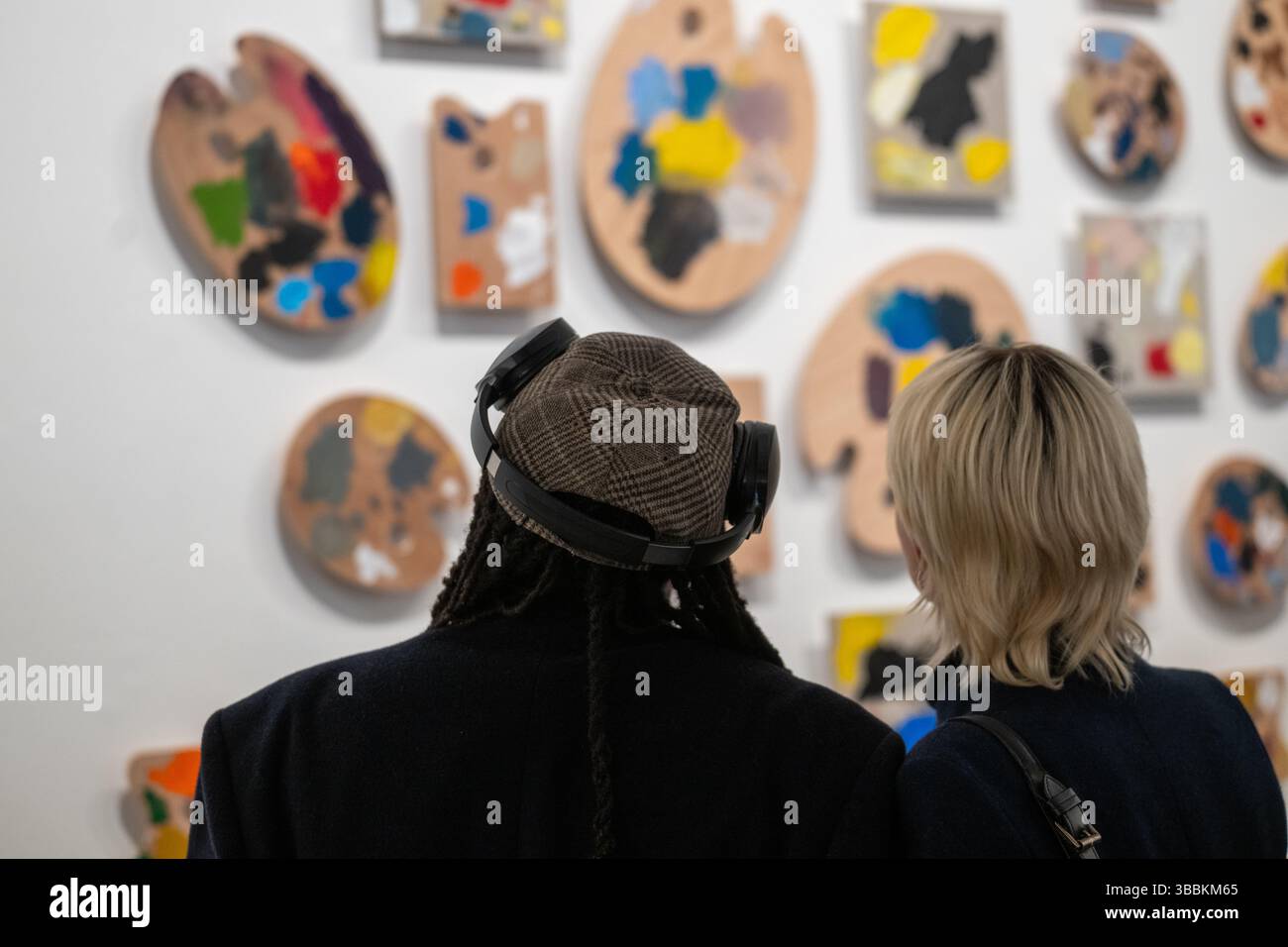 Londres, Royaume-Uni, 15 mai 2025, Frith Street Gallery expose de nouvelles œuvres de Cornelia Parker appelées History Painting. Les œuvres sont inspirées des couvertures de journaux historiques et des tableaux d’analyse des couleurs de l’artiste américaine Emily Noyes Vanderpoel (1842-1939). L'exposition ouvre le 16 mai et se poursuit jusqu'au 5 juillet 2025. Photos prises lors de la soirée de prévisualisation., Andrew Lalchan Photography/Alamy Live News Banque D'Images