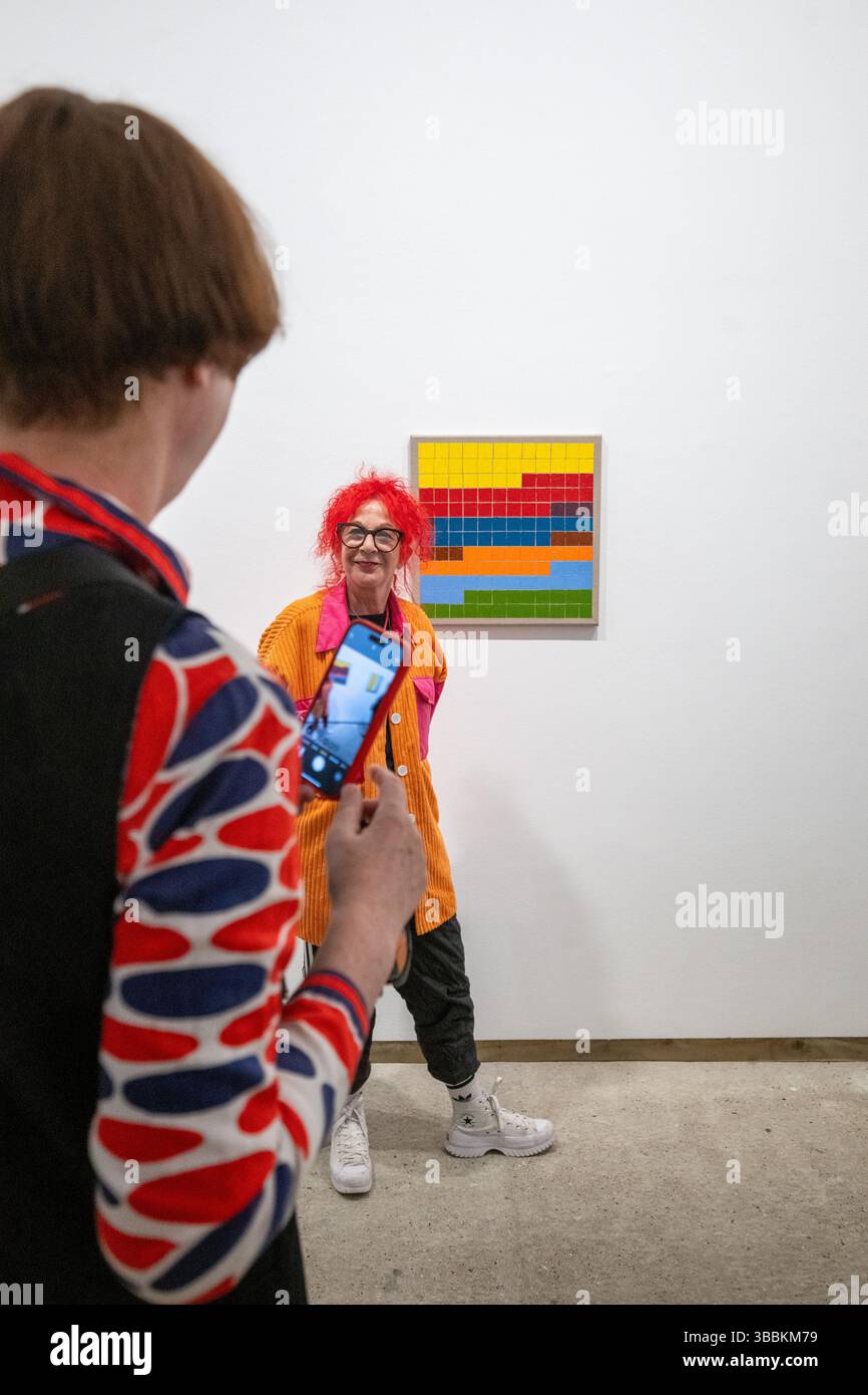 Londres, Royaume-Uni, 15 mai 2025, Frith Street Gallery expose de nouvelles œuvres de Cornelia Parker appelées History Painting. Les œuvres sont inspirées des couvertures de journaux historiques et des tableaux d’analyse des couleurs de l’artiste américaine Emily Noyes Vanderpoel (1842-1939). L'exposition ouvre le 16 mai et se poursuit jusqu'au 5 juillet 2025. Photos prises lors de la soirée de prévisualisation., Andrew Lalchan Photography/Alamy Live News Banque D'Images