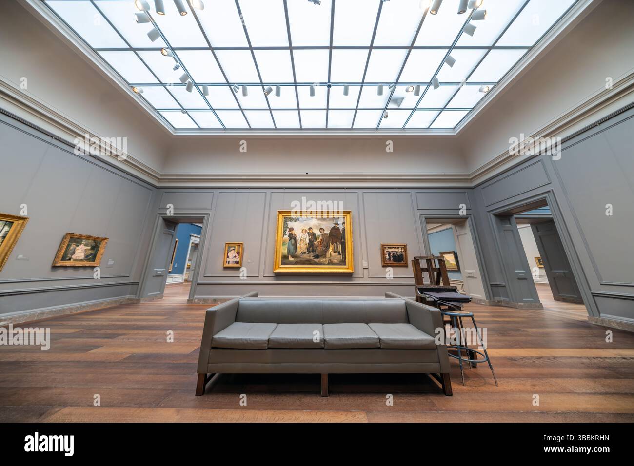 WASHINGTON DC — le West Building main Floor de la National Gallery of Art présente une série de galeries interconnectées près de la Gallery 61, organisées en grande partie par les écoles de peinture d'époque et nationales. Ces espaces à proximité présentent d'importantes peintures européennes de la Renaissance au XIXe siècle, y compris des chefs-d'œuvre britanniques, français, espagnols et italiens. Les galeries sont disposées dans un ordre logique, avec les visiteurs capables de se déplacer chronologiquement à travers différentes périodes artistiques ou de se concentrer sur des traditions nationales spécifiques, le tout affiché dans l'architecture néoclassique du Buil occidental Banque D'Images