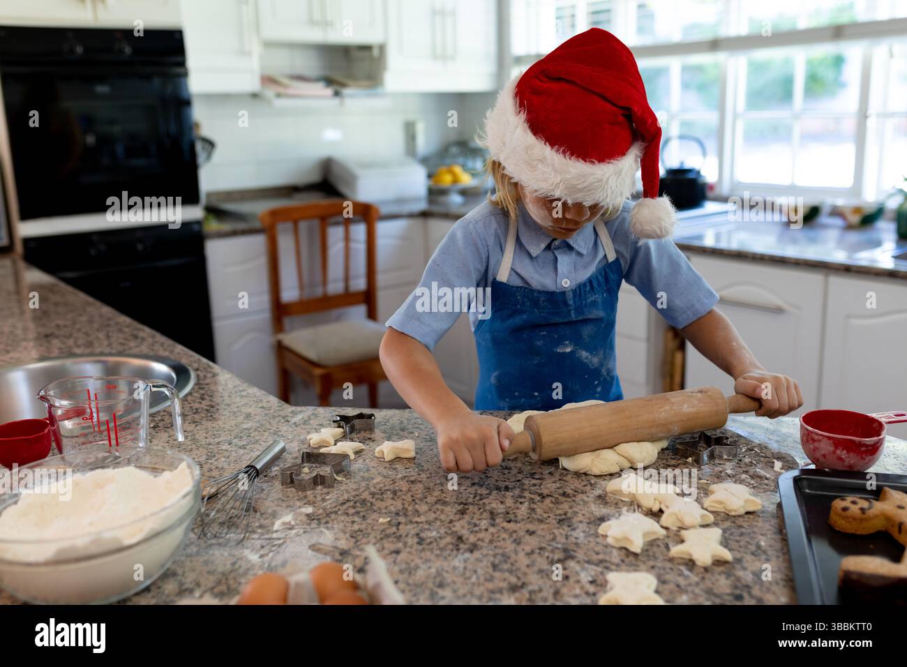 Rouleau à pâtisserie et emporte-pièces en forme d'étoile reposent sur le comptoir en granit dans la cuisine, espace de copie Banque D'Images