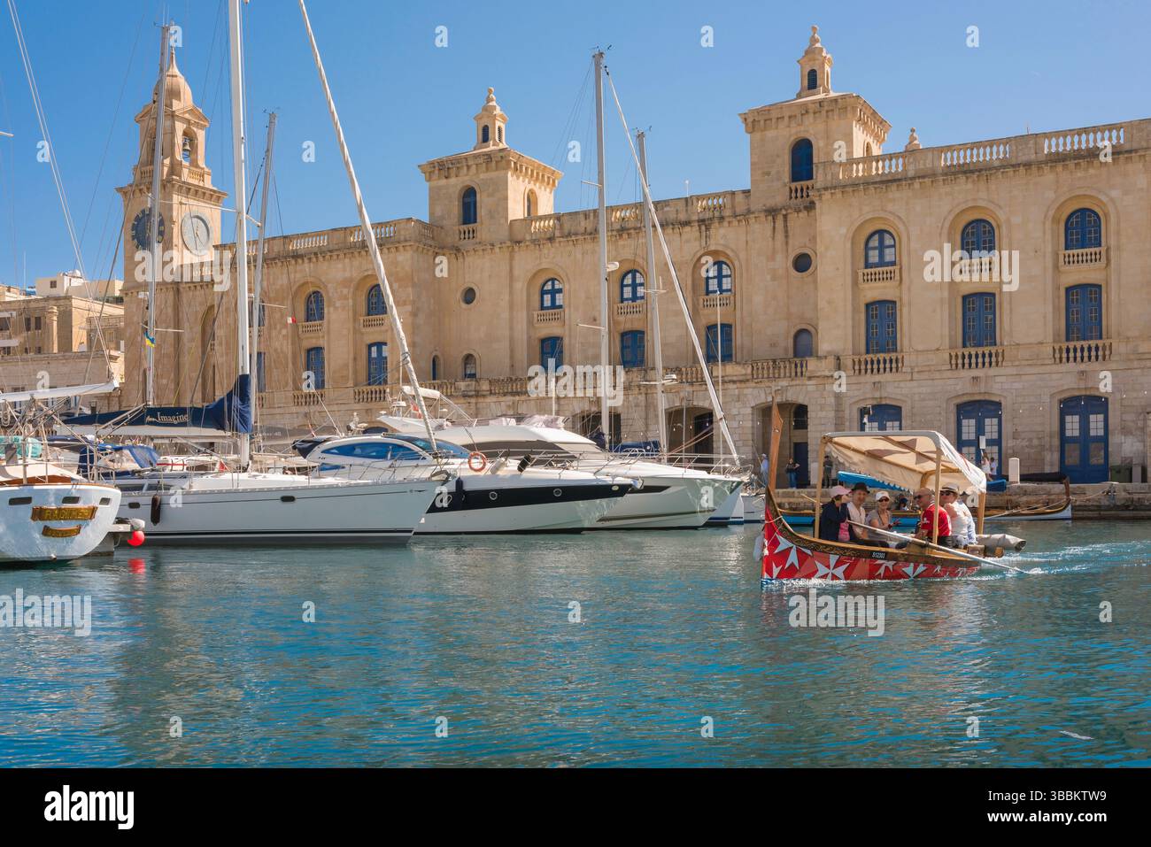 Malte tourisme, un bateau-taxi traditionnel (dghajsa) quitte le front de mer à Vittoriosa (Birgu) pour transporter les touristes à travers le Grand Habour à la Valette. Banque D'Images