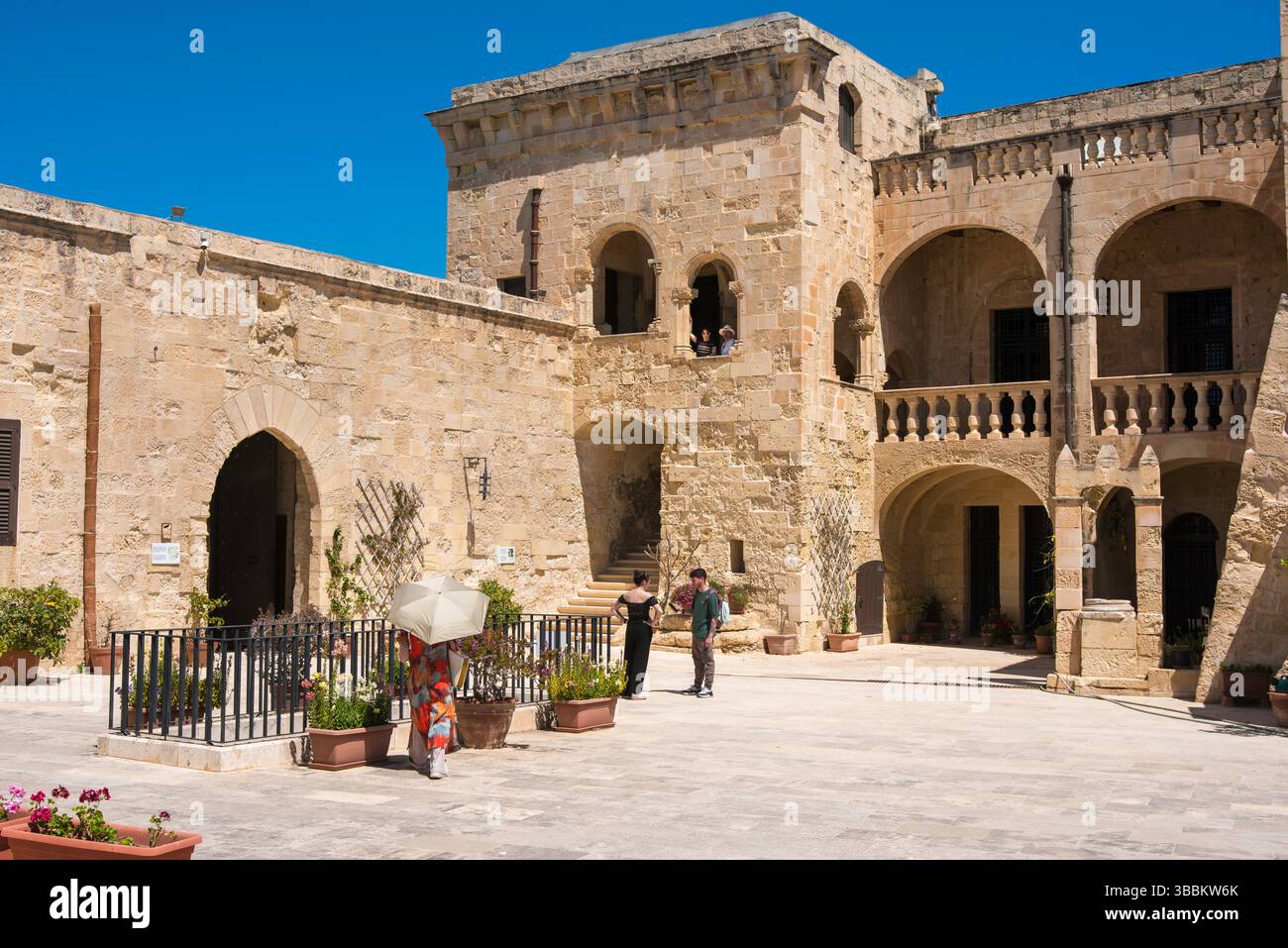 Fort St Angelo Vittoriosa, vue en été sur le bâtiment de la fin de l'époque médiévale et la cour situé dans l'historique Fort St Angelo, Vittoriosa Malte Banque D'Images