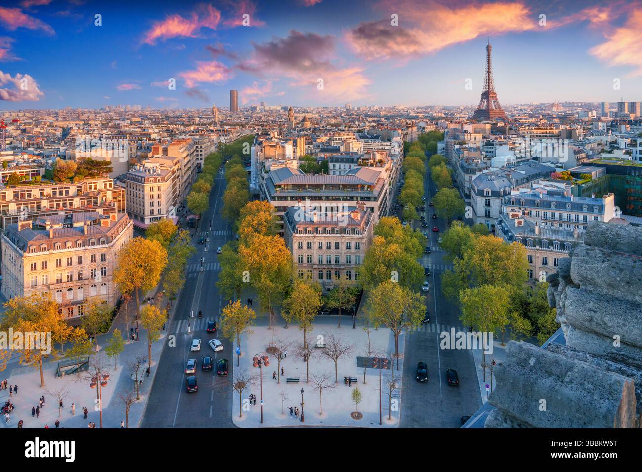 Vue panoramique sur la Tour Eiffel à l'heure d'or et au coucher du soleil sur Paris, France, Europe Banque D'Images