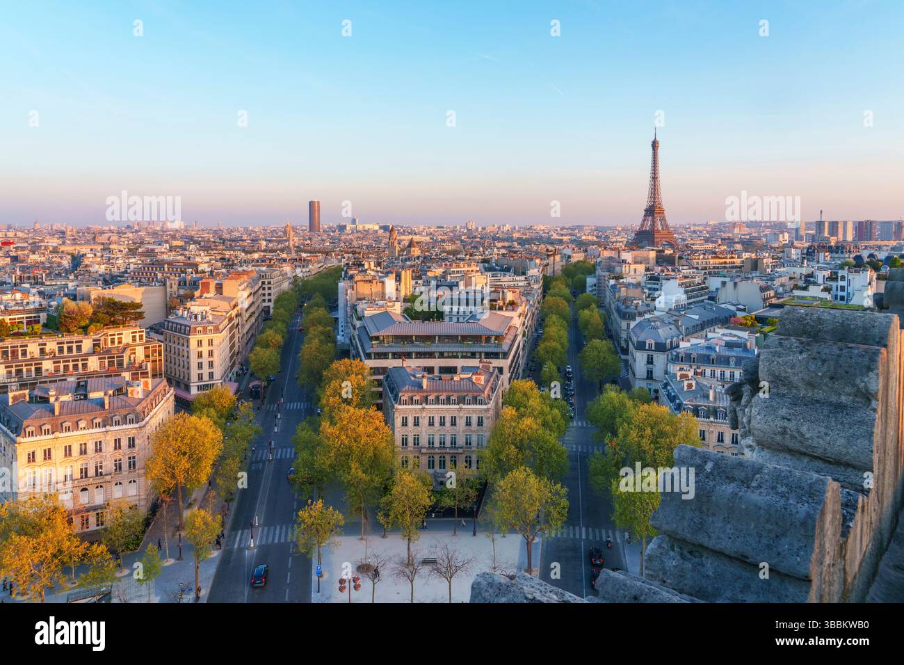 Vue panoramique sur la Tour Eiffel à l'heure d'or et au coucher du soleil sur Paris, France, Europe Banque D'Images
