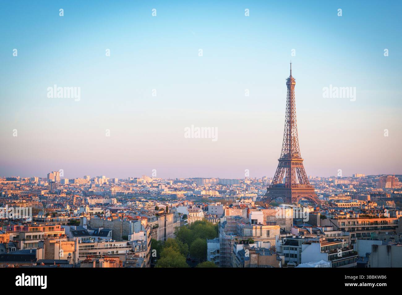 Vue panoramique sur la Tour Eiffel à l'heure d'or et au coucher du soleil sur Paris, France, Europe Banque D'Images