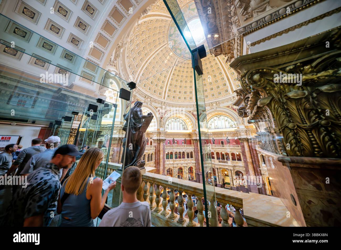 WASHINGTON DC — la Viewing Gallery de la salle de lecture principale du Thomas Jefferson Building de la Bibliothèque du Congrès offre aux visiteurs une perspective panoramique sur l'un des plus beaux espaces publics d'Amérique. Située au troisième étage, cette zone d’observation permet au public de regarder vers le bas dans la salle de lecture octogonale avec son dôme de 160 pieds de haut, ses colonnes de marbre ornées et ses statues de bronze représentant des domaines de connaissance. Alors que la salle de lecture elle-même est réservée aux chercheurs munis de cartes de lecture, cette galerie offre aux touristes et aux visiteurs la possibilité d’apprécier Edwin Howland Blas Banque D'Images