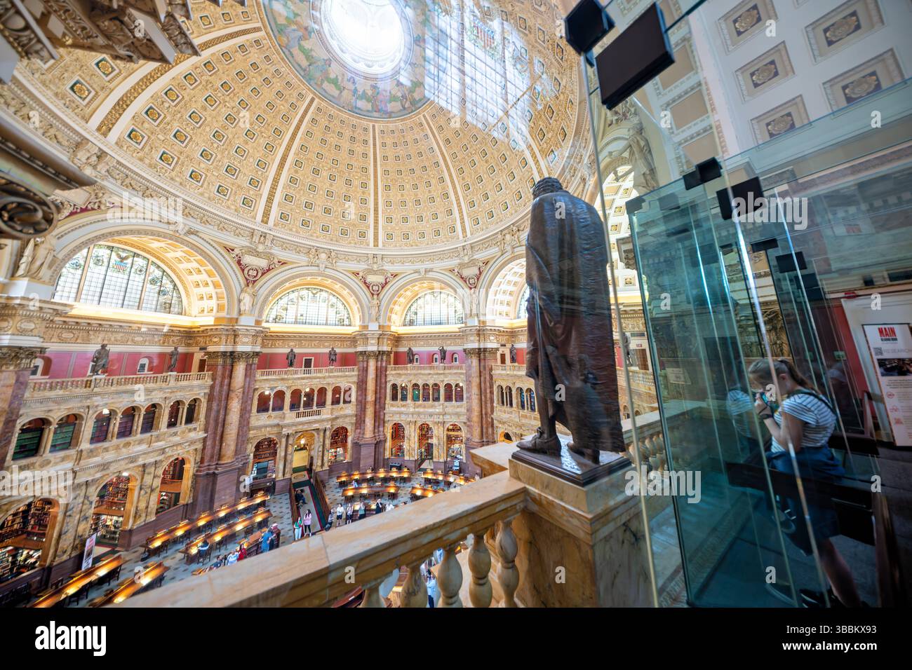 WASHINGTON DC — la Viewing Gallery de la salle de lecture principale du Thomas Jefferson Building de la Bibliothèque du Congrès offre aux visiteurs une perspective panoramique sur l'un des plus beaux espaces publics d'Amérique. Située au troisième étage, cette zone d’observation permet au public de regarder vers le bas dans la salle de lecture octogonale avec son dôme de 160 pieds de haut, ses colonnes de marbre ornées et ses statues de bronze représentant des domaines de connaissance. Alors que la salle de lecture elle-même est réservée aux chercheurs munis de cartes de lecture, cette galerie offre aux touristes et aux visiteurs la possibilité d’apprécier Edwin Howland Blas Banque D'Images