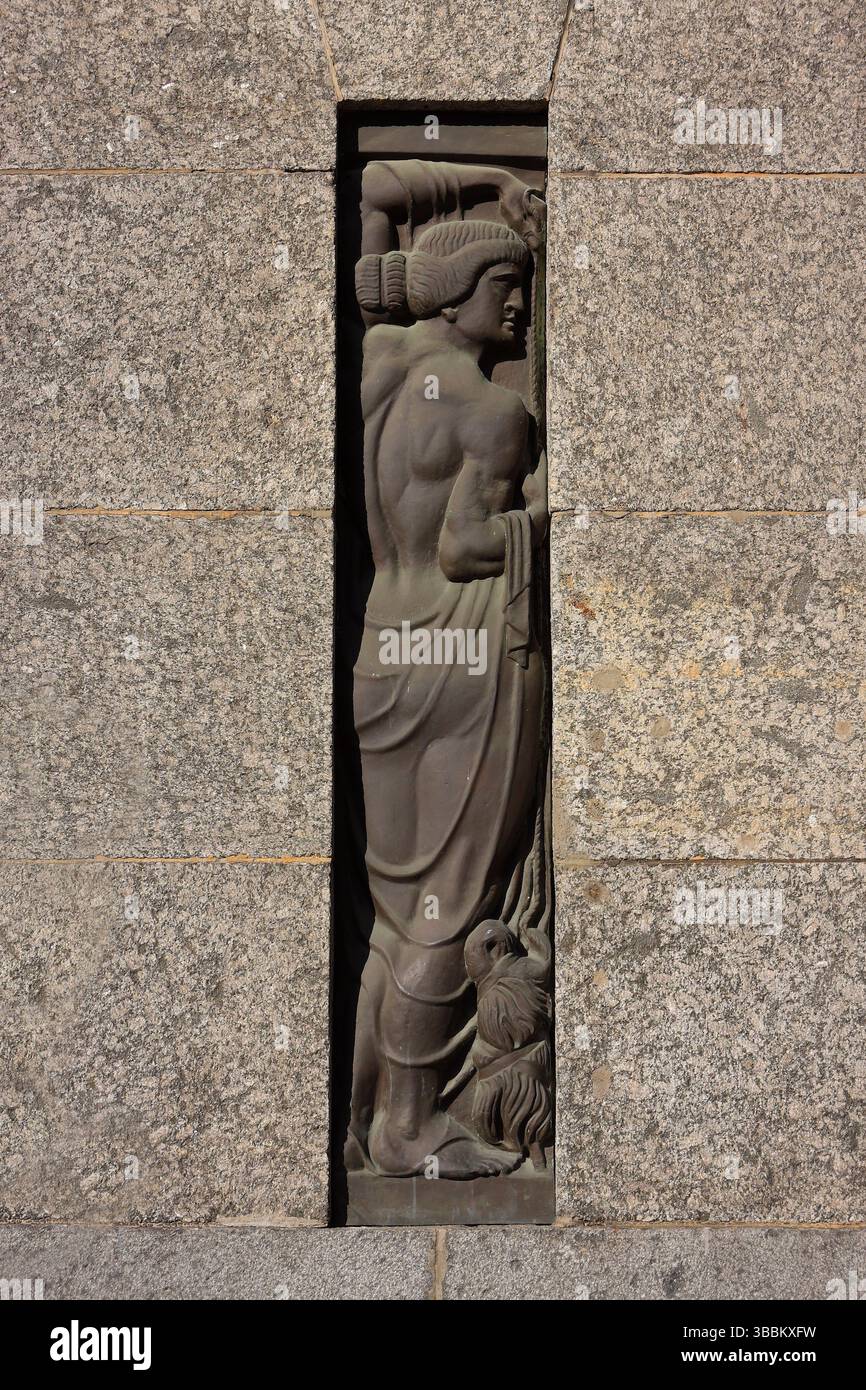 Lettonie, Riga. Centre historique Art nouveau ou jungendstil allemand détail de façade avec figure en bronze sertie en pierre de granit argenté. Site UNESCO. Banque D'Images