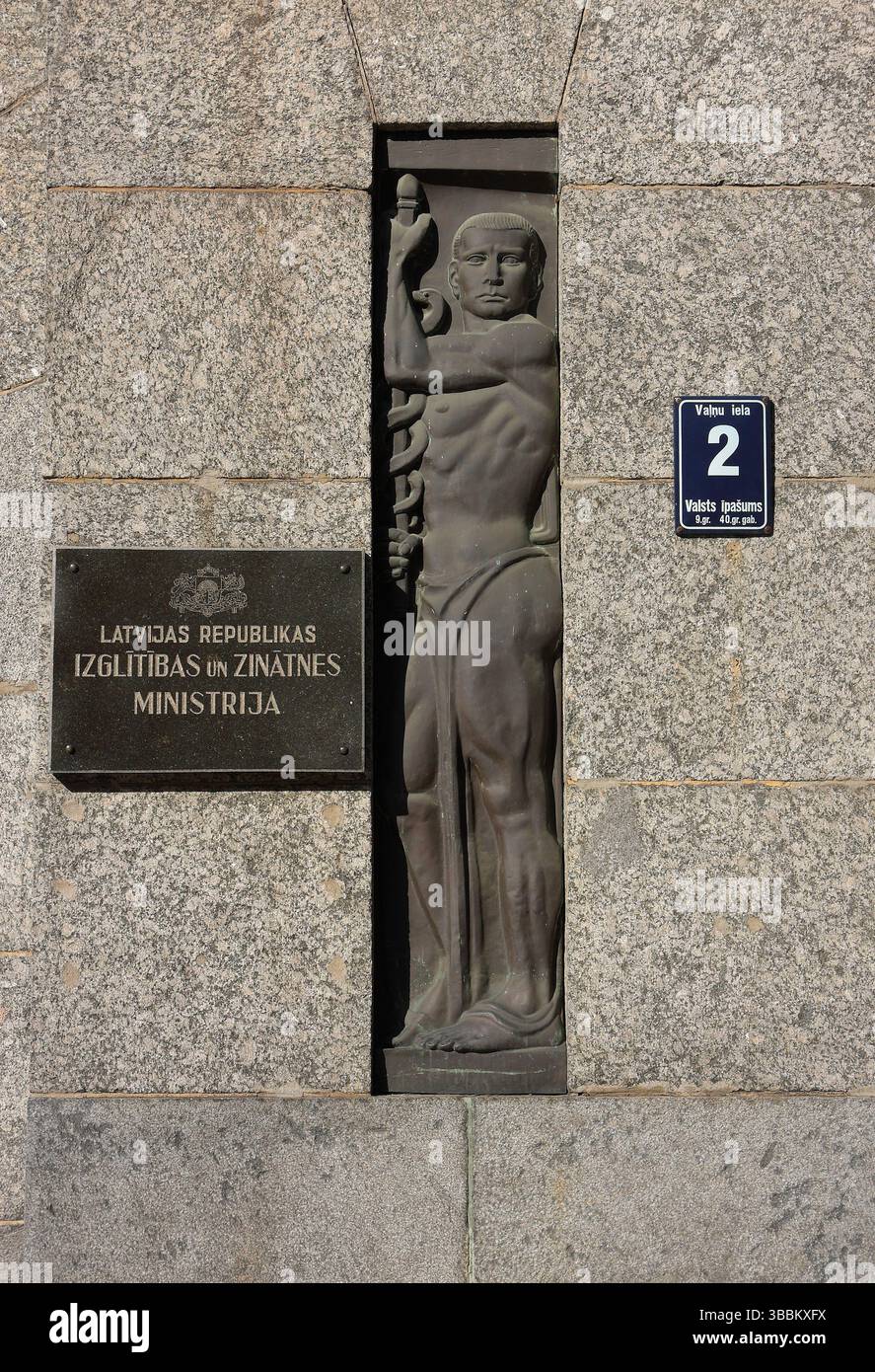 Lettonie, Riga. Centre historique Art nouveau ou jungendstil allemand détail de façade avec figure en bronze sertie en pierre de granit argenté. Site UNESCO. Banque D'Images