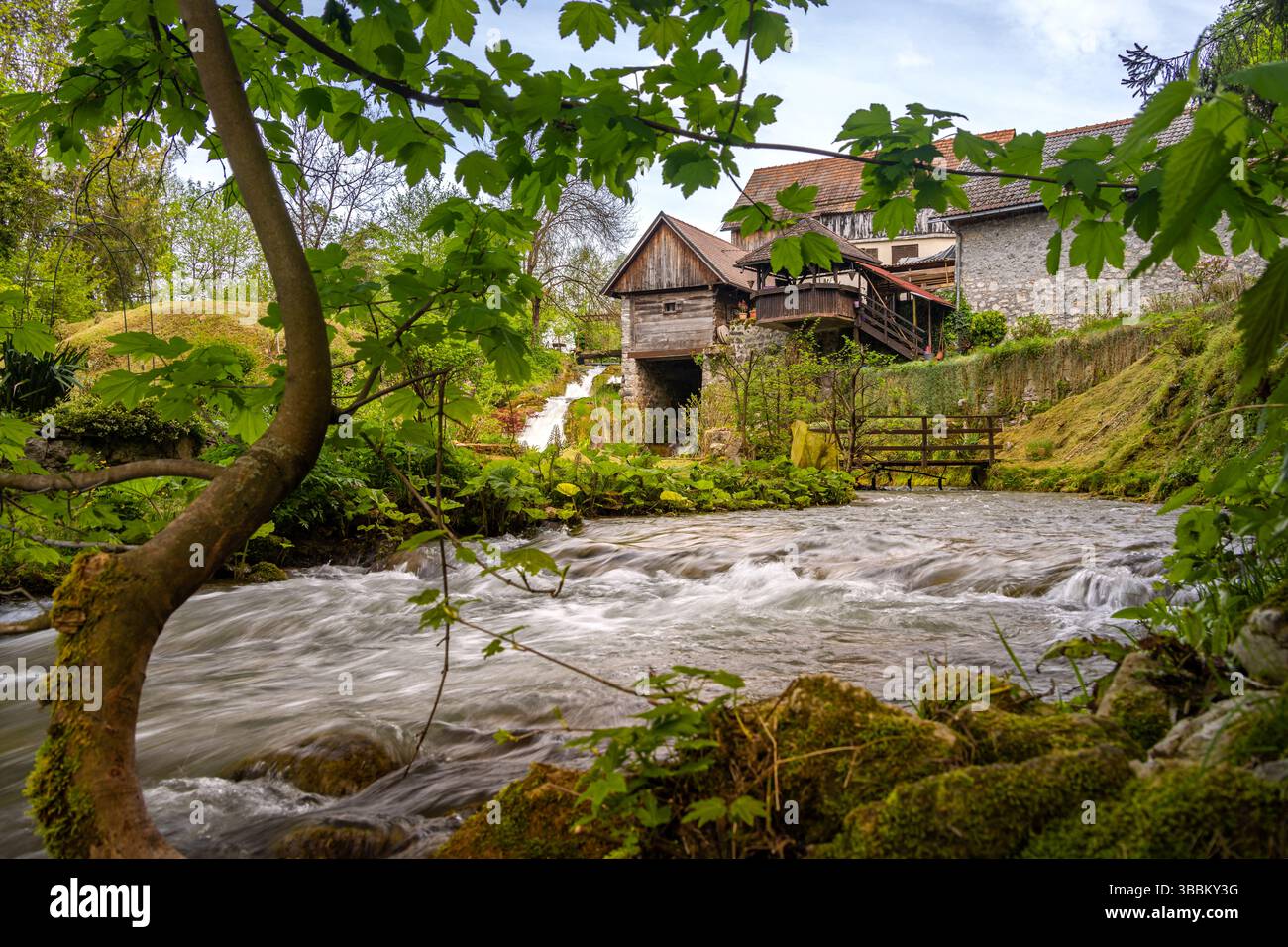Le village historique de Rastoke dans la ville de Slunj, où la rivière Slunjčica se jette dans la rivière Korana via des cascades et des cascades, Croatie Banque D'Images