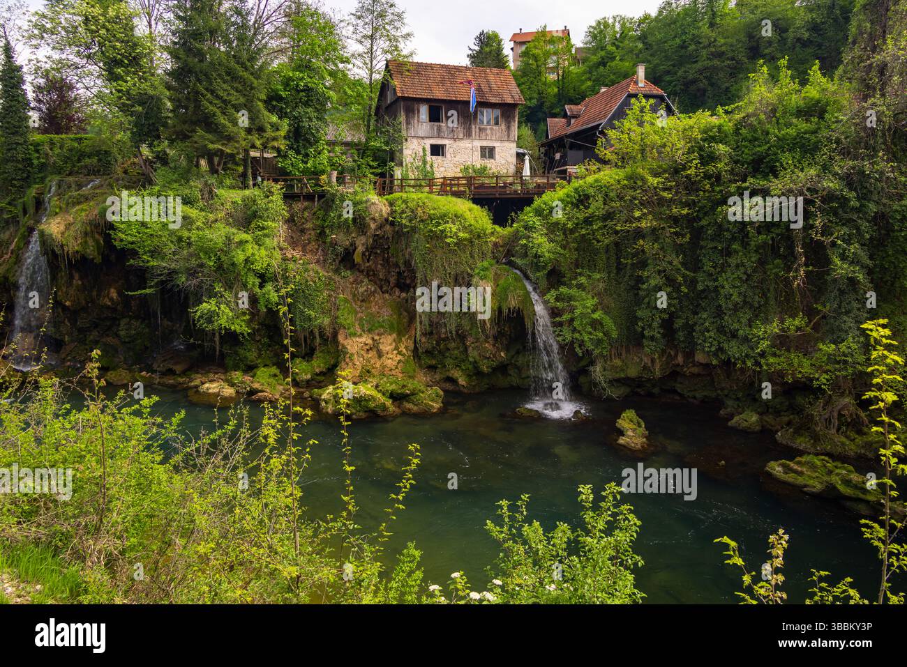 Le village historique de Rastoke dans la ville de Slunj, où la rivière Slunjčica se jette dans la rivière Korana via des cascades, comté de Karlovac, Croatie Banque D'Images