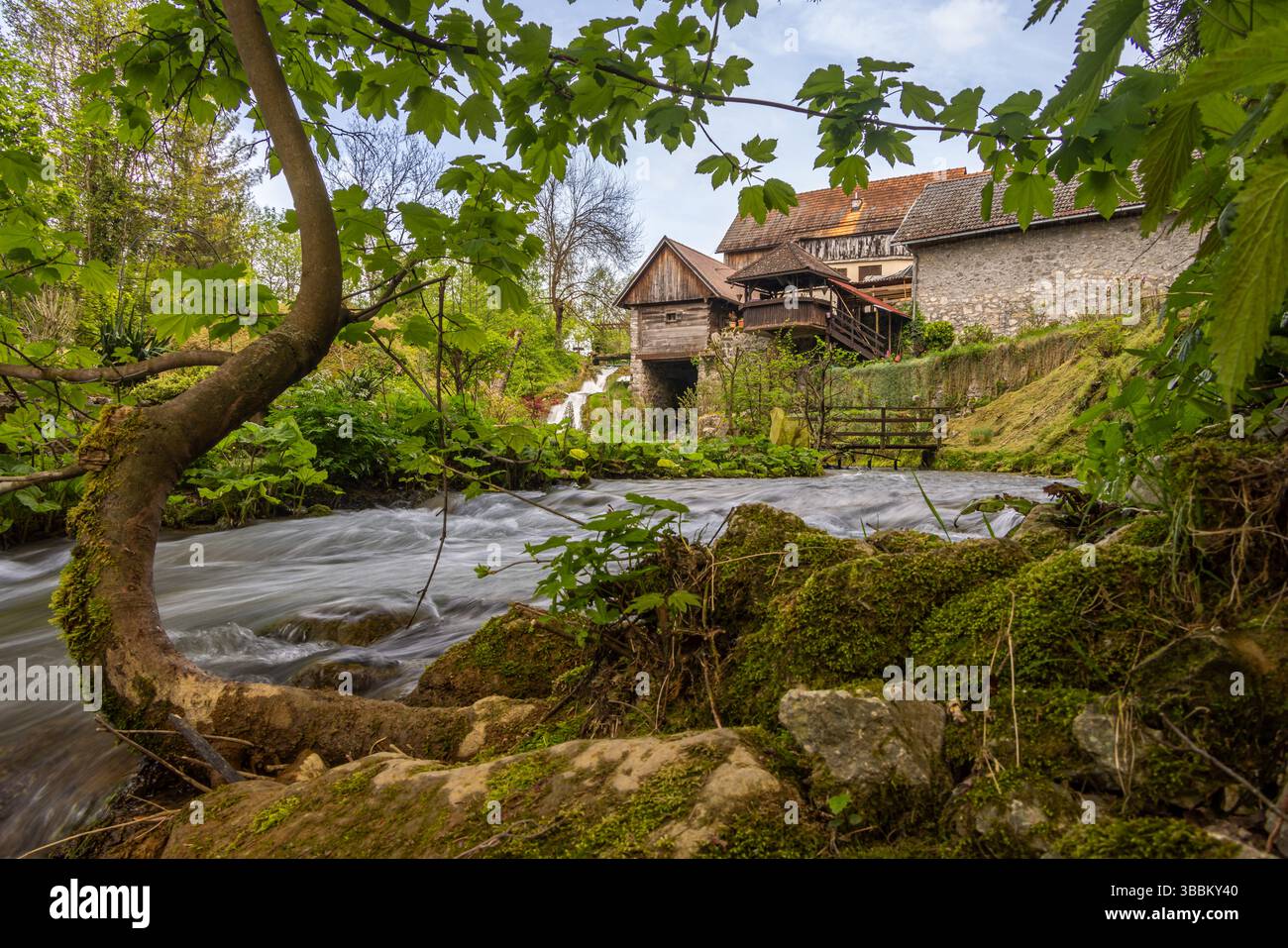 Le village historique de Rastoke dans la ville de Slunj, où la rivière Slunjčica se jette dans la rivière Korana via des cascades et des cascades, Croatie Banque D'Images