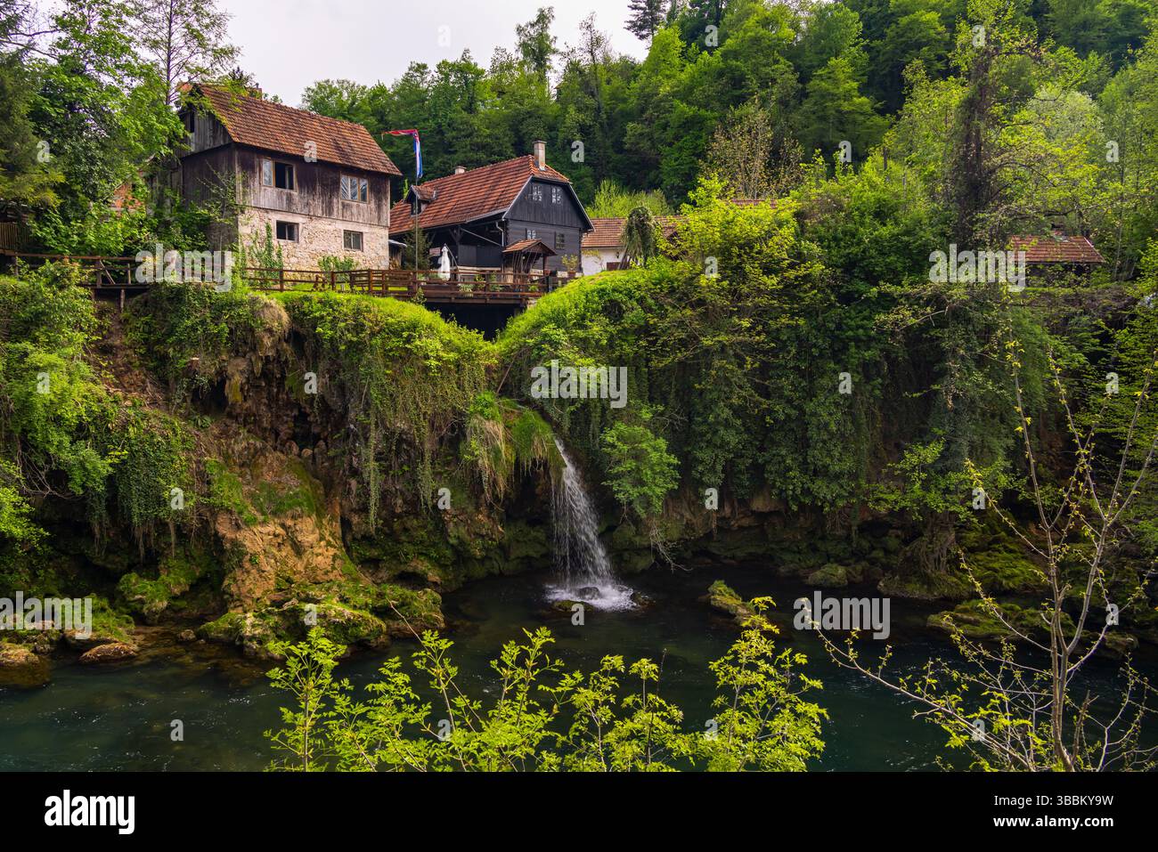 Le village historique de Rastoke dans la ville de Slunj, où la rivière Slunjčica se jette dans la rivière Korana via des cascades, comté de Karlovac, Croatie Banque D'Images