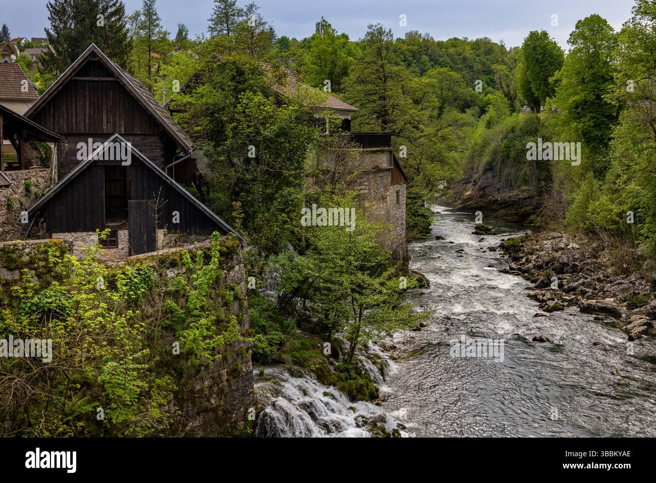 Le village historique de Rastoke dans la ville de Slunj, où la rivière Slunjčica se jette dans la rivière Korana via des cascades et des cascades, Croatie Banque D'Images