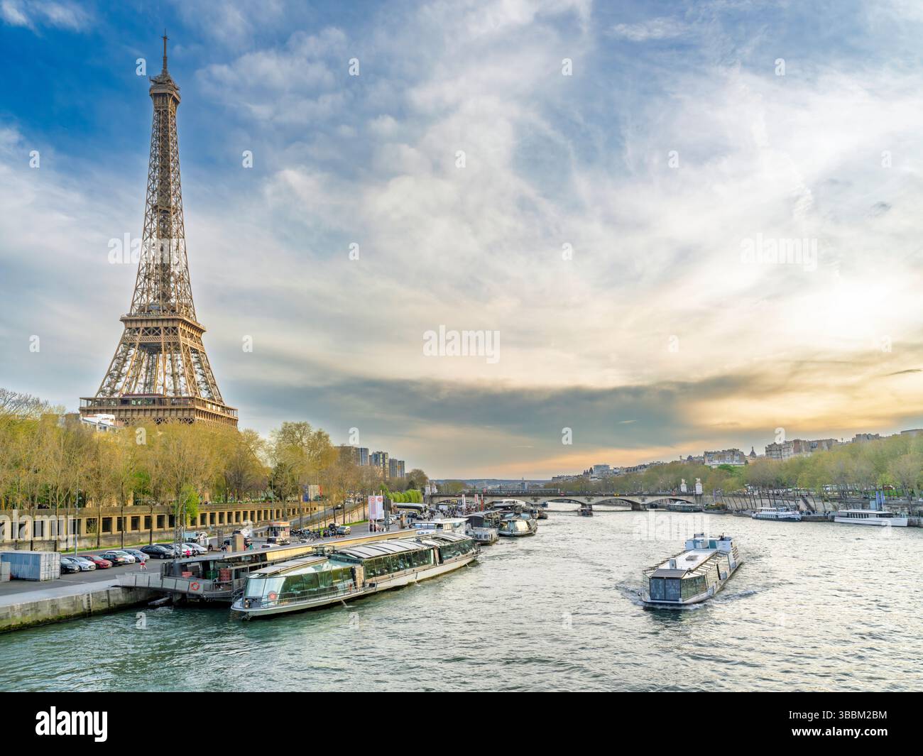 Pittoresque Tour Eiffel et la Seine au printemps Paris, France, Europe Banque D'Images