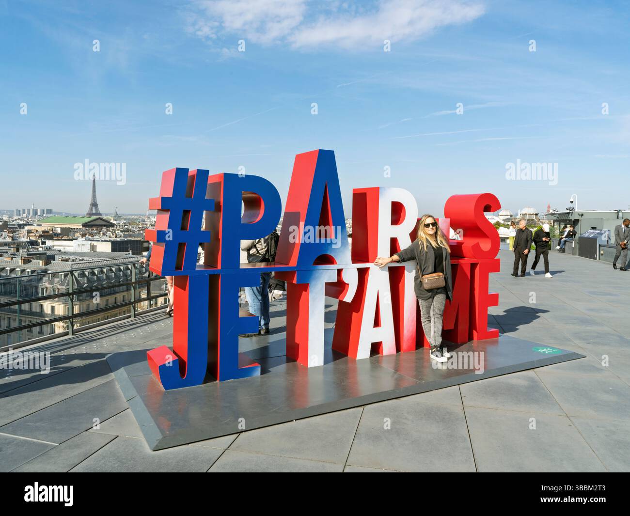 Paris vue sur la ville et Skyline depuis la galerie Lafayette Rooftop Spring Paris, France, Europe Banque D'Images