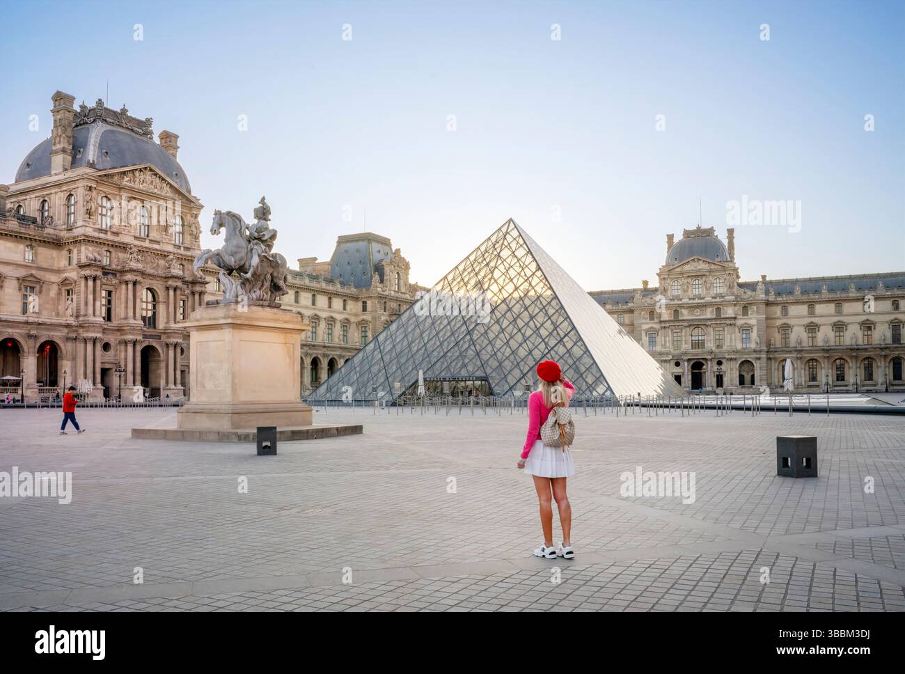 Femme profitant du petit matin au Musée du Louvre (MR) printemps Paris, France, Europe Banque D'Images