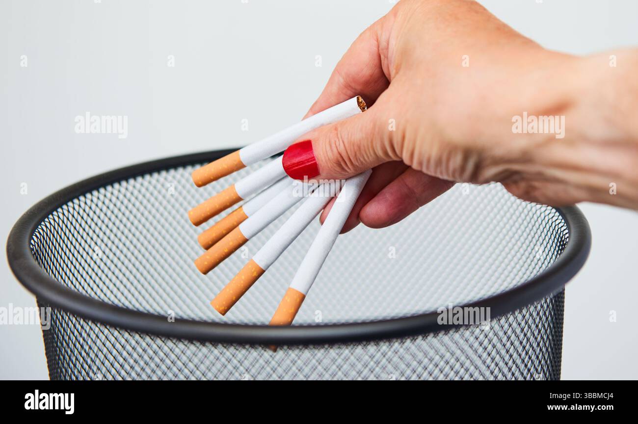 Cigarettes dans la poubelle Banque D'Images