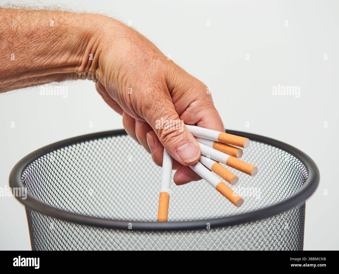 Cigarettes dans la poubelle Banque D'Images