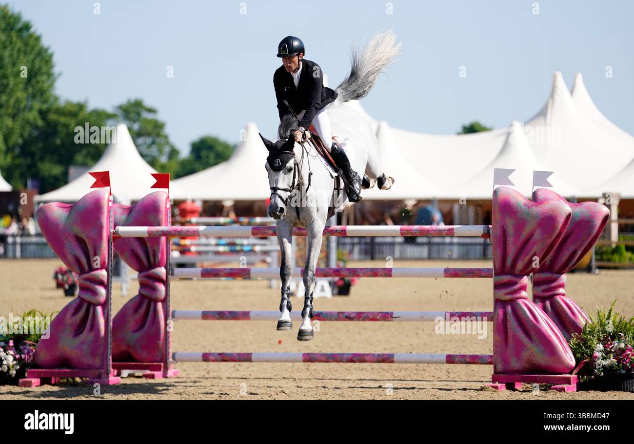 Scott de Grande-Bretagne brasse sur Hello Mango, saute une clôture pendant les Defender Stakes dans la Castle Arena lors du Royal Windsor Horse Show au château de Windsor dans le Berkshire. Date de la photo : vendredi 16 mai 2025. Banque D'Images