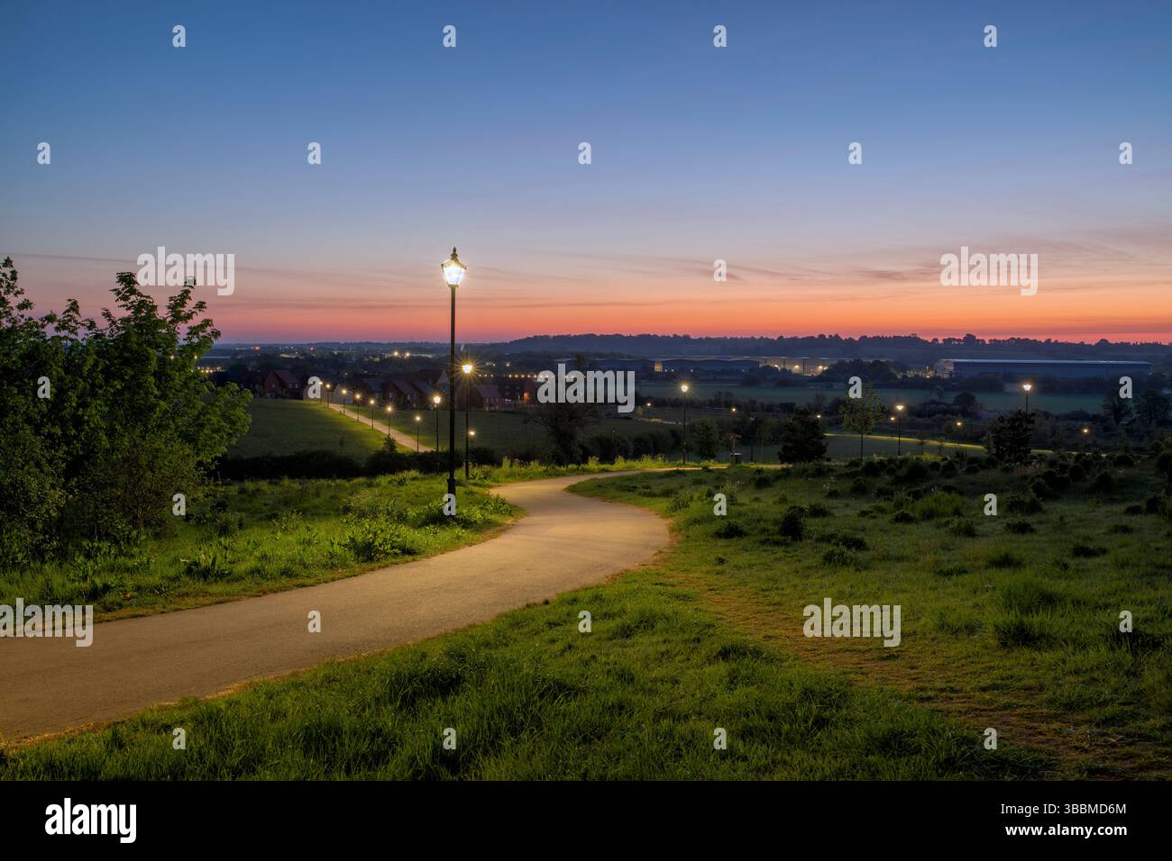 Espace vert du parc Longford à l'aube en mai. Banbury, Oxfordshire, Angleterre Banque D'Images