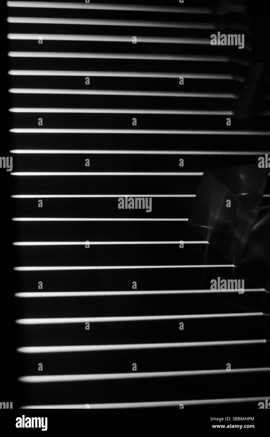 Motif abstrait de lumière noir et blanc avec lignes géométriques et ombres Banque D'Images
