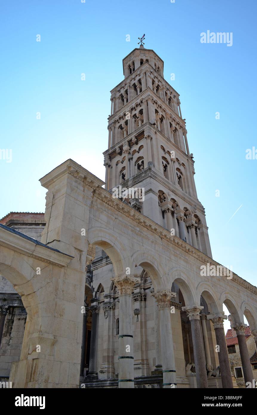 Split, Croatie - 2 octobre 2015 : vue détaillée du clocher de la cathédrale Saint-Domnius, partie du palais de Dioclétien, site classé au patrimoine mondial de l'UNESCO Banque D'Images