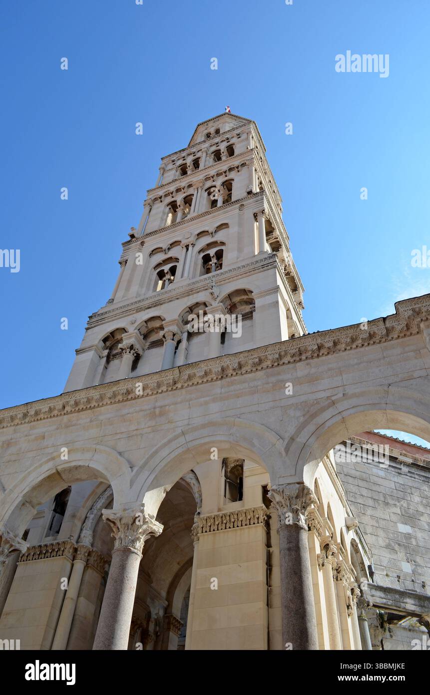 Split, Croatie - 2 octobre 2015 : vue détaillée du clocher de la cathédrale Saint-Domnius, partie du palais de Dioclétien, site classé au patrimoine mondial de l'UNESCO Banque D'Images