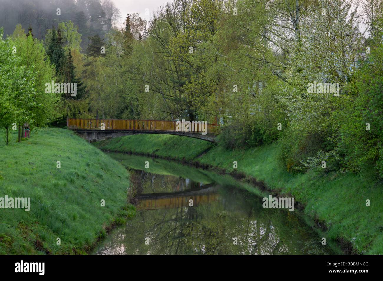 Spa parc dans la ville Luhacovice dans la couleur fraîche du printemps matin Banque D'Images